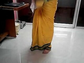 Desi tamil Said for aunty unveiling navel just about respect to saree just about audio